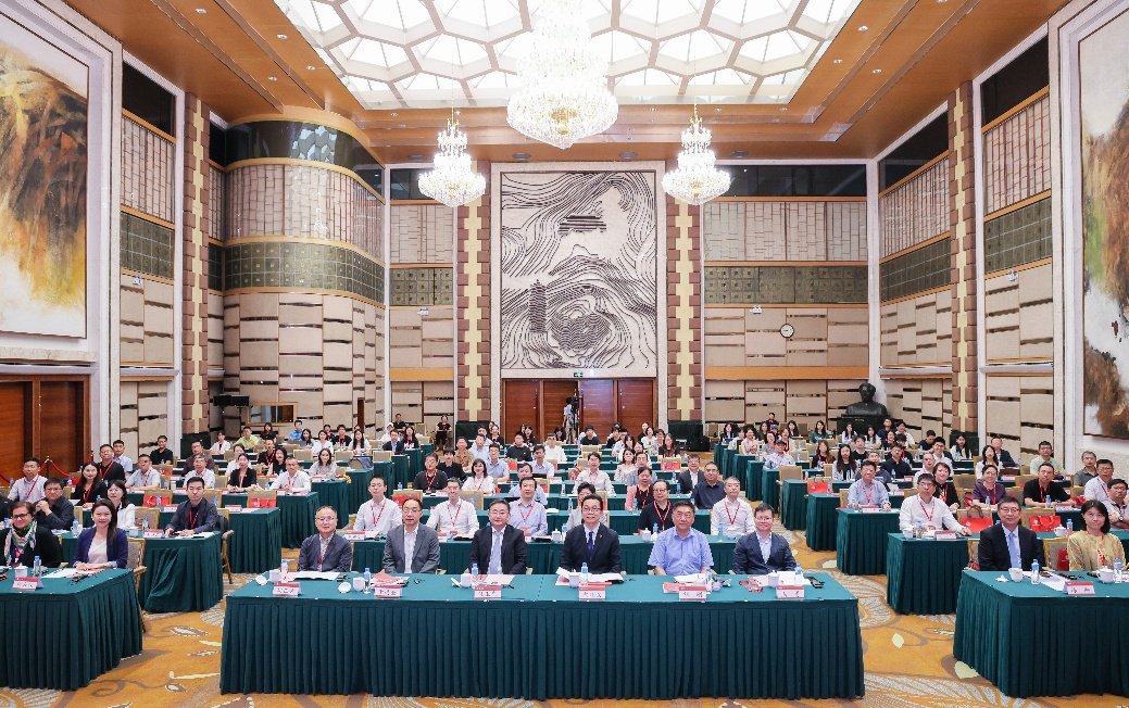 继续浏览他早年就读于时务学堂